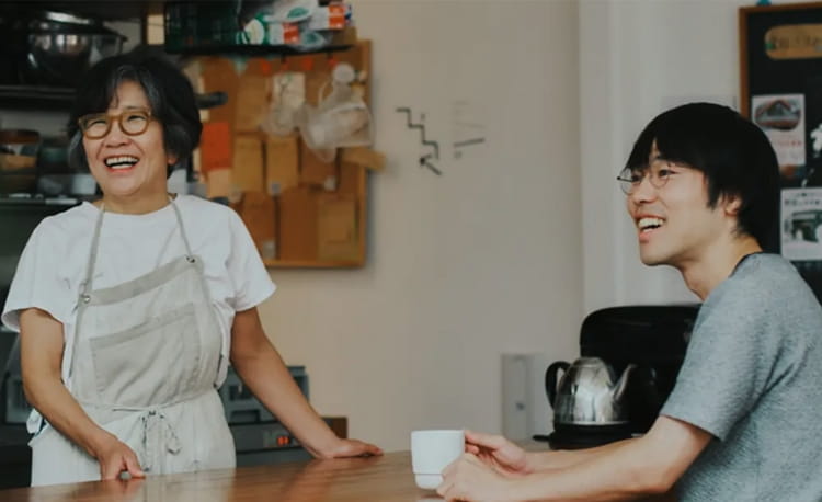 店員さんとお客様が楽しそうに話をしています